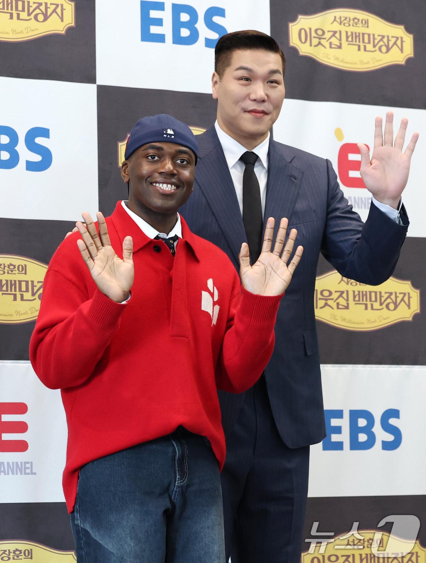 본문 이미지 - 방송인 조나단과 서장훈(오른쪽)이 8일 오전 서울 중구 한국프레스센터에서 열린 EBS, E채널 '서장훈의 이웃집 백만장자' 제작발표회에 참석해 포즈를 취하고 있다. '서장훈의 이웃집 백만장자'는 부와 성공을 일군 '진짜 부자'를 찾아가 그들의 비결을 탐구하는 프로그램이다. 2025.4.8/뉴스1 ⓒ News1 권현진 기자