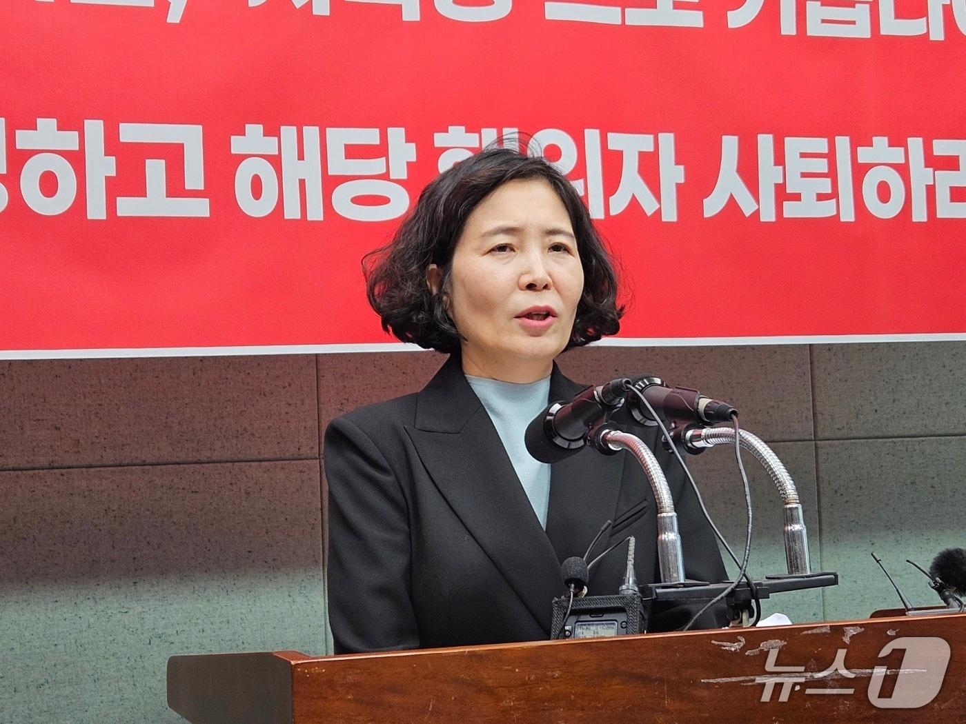 본문 이미지 - 8일 이수진 전북자치도의원이 전북도의회 브리핑룸에서 기자회견을 갖고 있다.2025.4.8/뉴스1