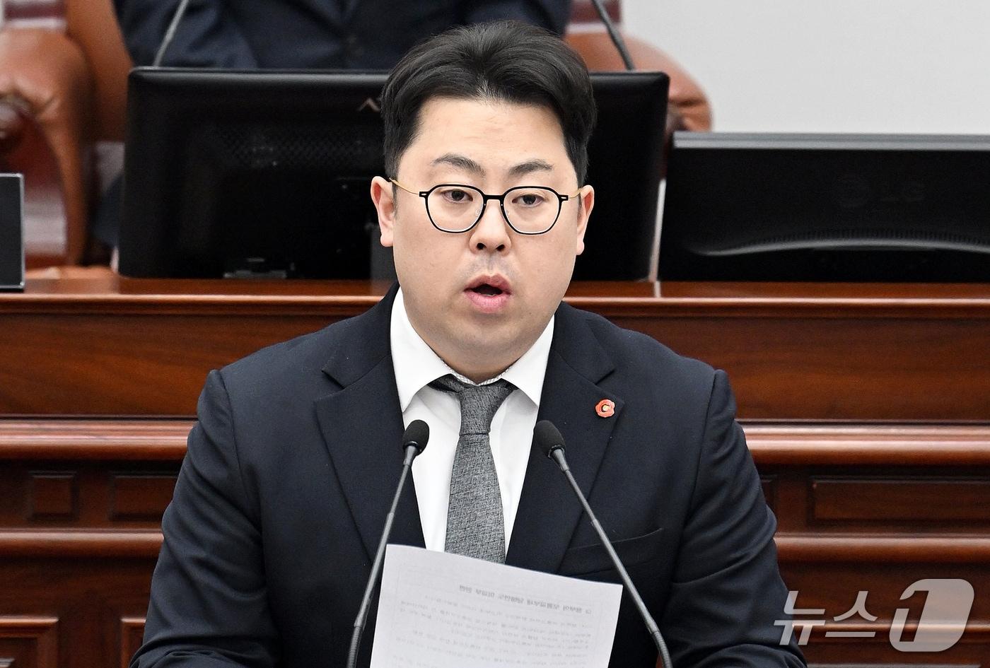 본문 이미지 - 한동수 제주특별자치도의회 의원(더불어민주당·제주시 이도2동 을)이 8일 오전 제437회 도의회 임시회 제3차 본회의에서 오영훈 제주특별자치도지사를 상대로 도정질문을 하고 있다.(제주특별자치도의회 제공, 재판매 및 DB 금지)