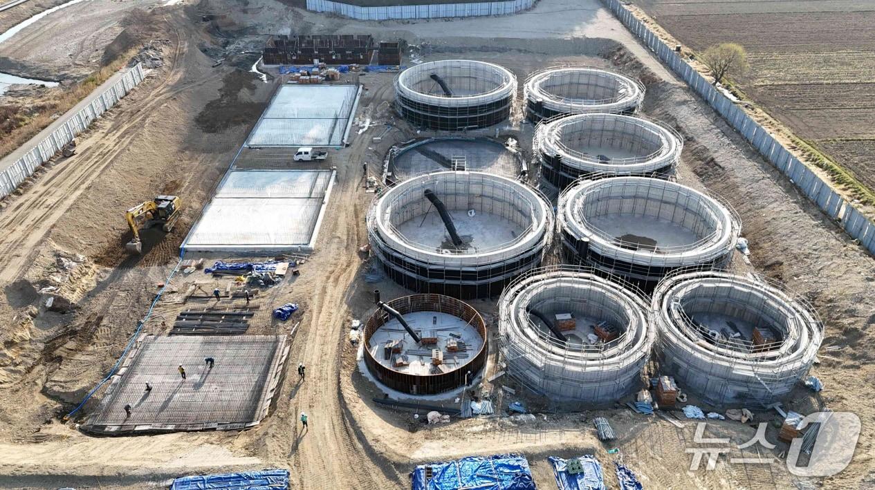 본문 이미지 - 포항시가 역점적으로 추진하는 스마트 양식 클러스터 조성에 속도를 내고 있다. 사진은 포항시 남구 금곡리 공사현장 모습. (포항시 제공, 재판매 및 DB 금지) 2025.4.8/뉴스1