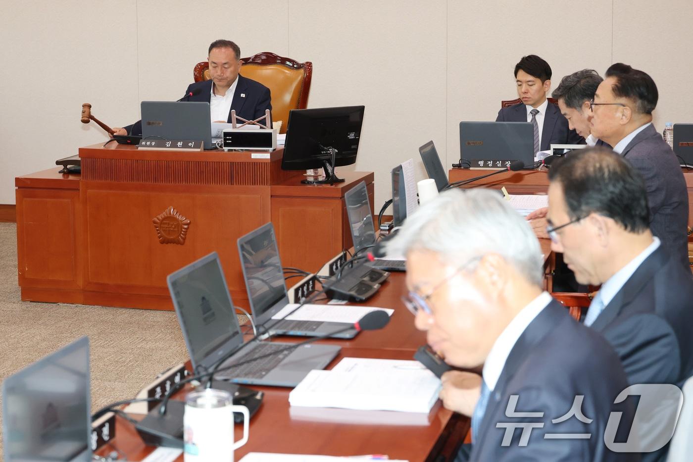 8일 오전 서울 여의도 국회에서 열린 산업통상자원중소벤처기업위원회 제1차 산업통상자원특허 소위원회에서 김원이 위원장이 의사봉을 두드리고 있다. 2025.4.8/뉴스1 ⓒ News1 이광호 기자