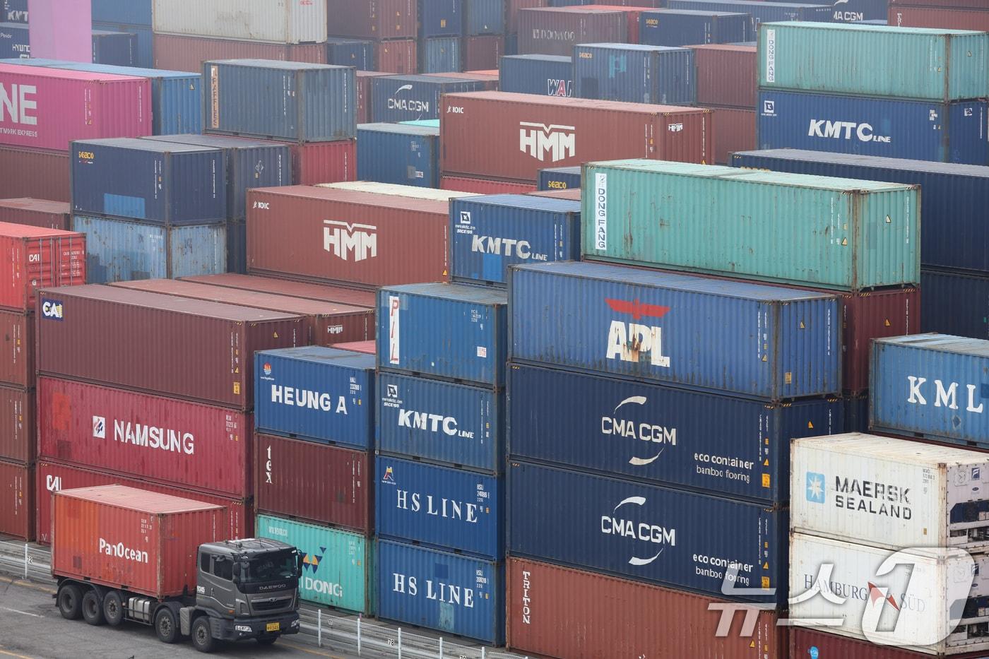 미국의 상호관세 발효를 앞둔 8일 인천 연수구 인천신항에 컨테이너들이 쌓여있다. 2025.4.8/뉴스1 ⓒ News1 신웅수 기자