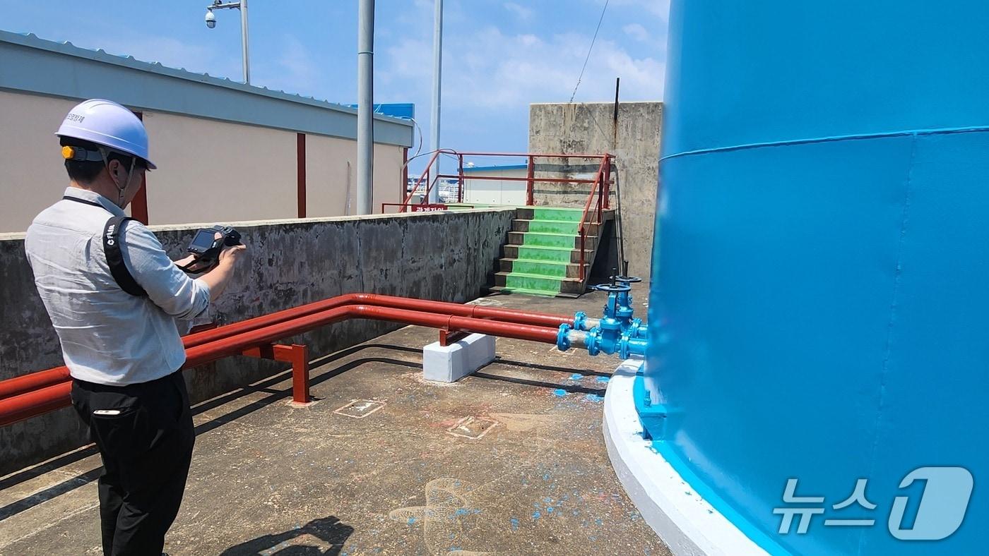 본문 이미지 - 제주 기름 저장 해양시설 점검 모습.(서귀포해양경찰서 제공. 재판매 및 DB 금지)