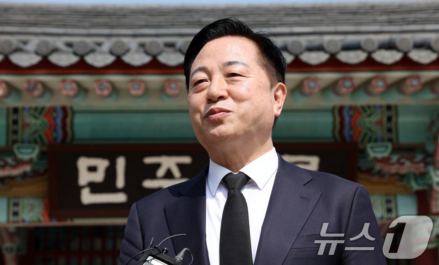 대선출마를 선언한 김두관 전 의원이 8일 오전 광주 북구 운정동 5·18국립민주묘지 참배 후 취재진에게 답하고 있다. 2025.4.8/뉴스1 ⓒ News1 박지현 기자