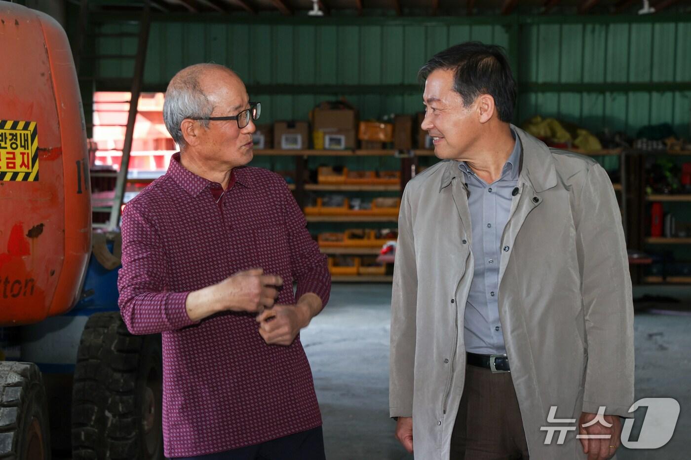 전춘성 전북자치도 진안군수(오른쪽)가 연장농공단지 입주 기업인 제이디엔지니어링을 방문해 애로사항을 청취하고 있다.(진안군제공. 재판매 및 DB금지)2025.4.8/뉴스1