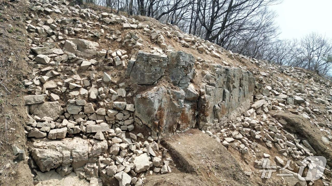 본문 이미지 - 토석혼축 기법이 확인된 함안 봉산산성 유적(함안군 제공. 재판매 및 DB금지).