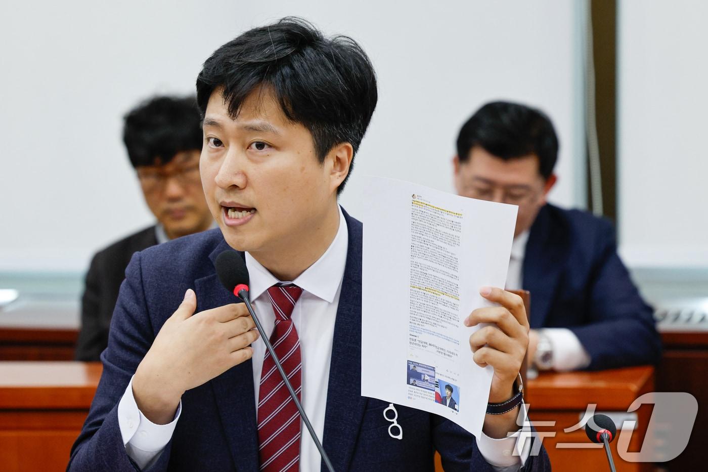 우재준 국민의힘 의원이 8일 오전 서울 여의도 국회에서 열린 연금개혁 특별위원회 제1차 전체회의에서 유감을 표하고 있다. 2025.4.8/뉴스1 ⓒ News1 안은나 기자