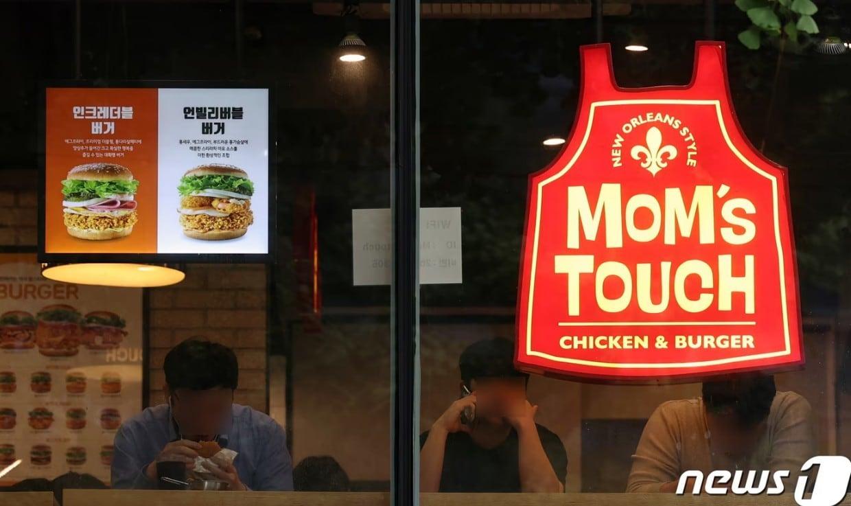 본문 이미지 - 서울 시내의 한 맘스터치 매장. 2023.10.27/뉴스1 ⓒ News1 구윤성 기자