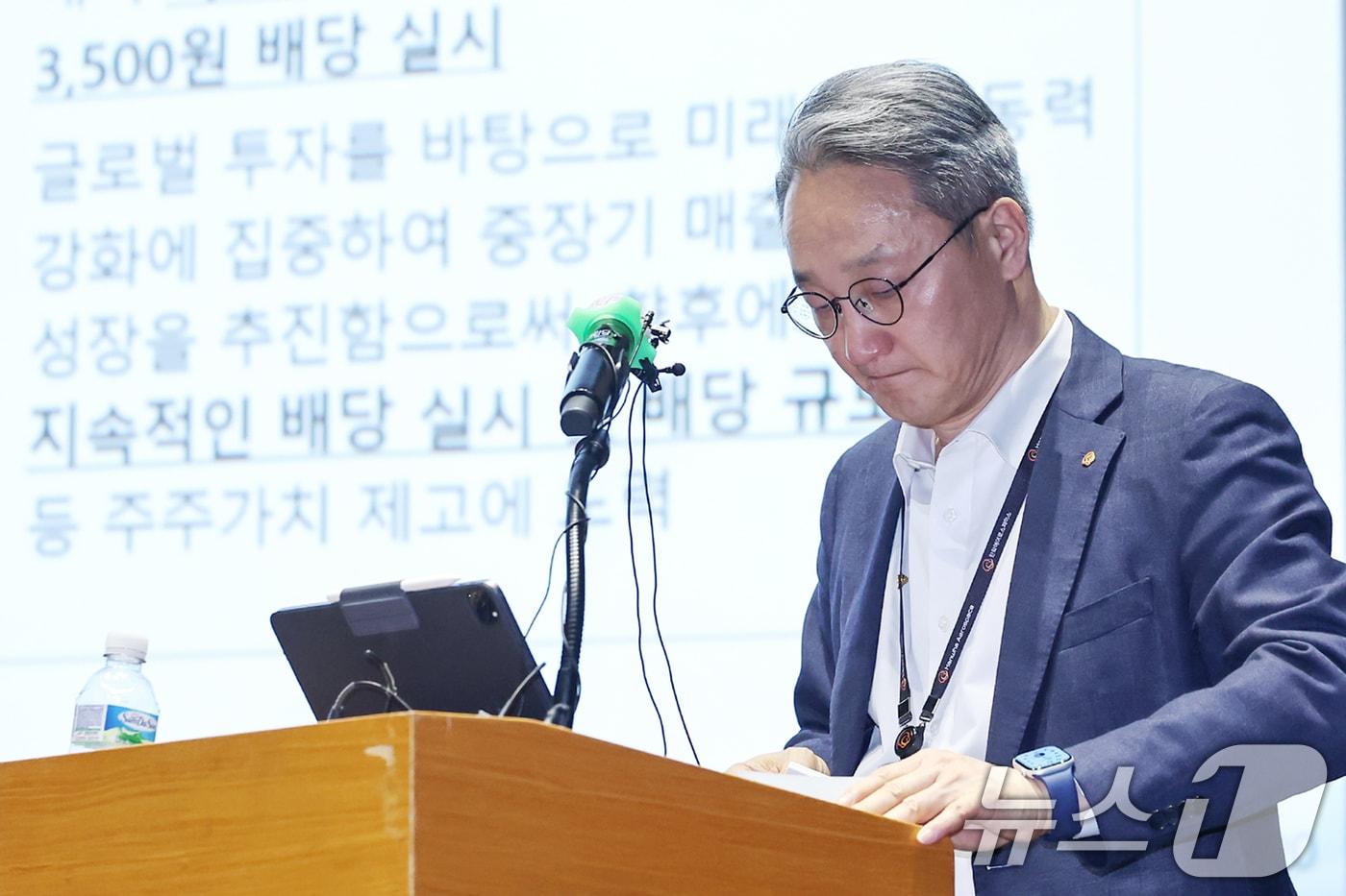 안병철 한화에어로스페이스 전략총괄 사장이 8일 오전 서울 중구 장교동 한화 그룹 본사에서 열린 &#39;한화에어로 미래 비전 설명회&#39;에서 중장기 투자 계획 및 최근 유상증자 관련 입장 발표를 마친 뒤 질의 응답을 준비하고 있다. 2025.4.8/뉴스1 ⓒ News1 민경석 기자