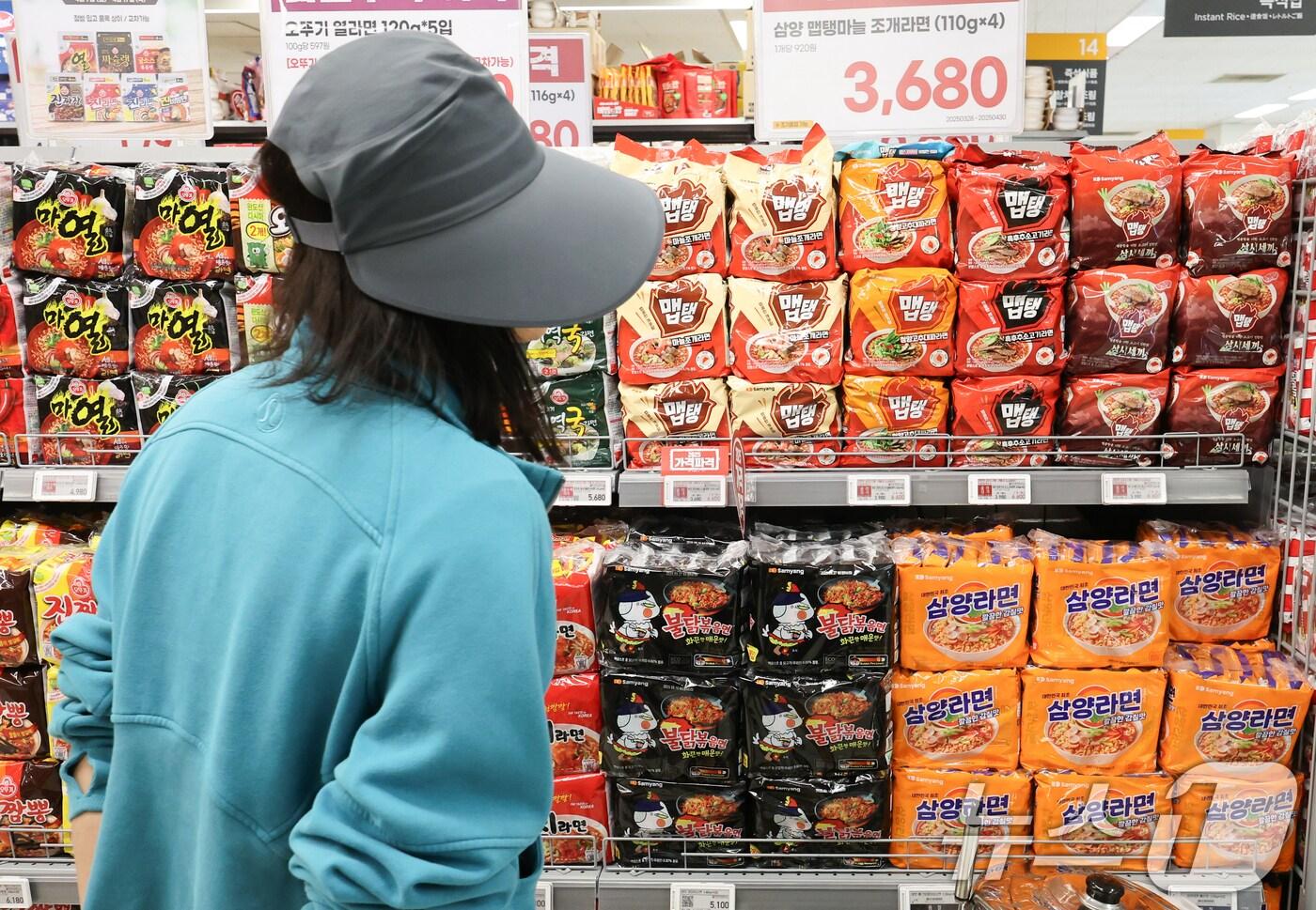 트럼프 행정부의 25% &#39;상호관세&#39; 폭격으로 국내 생산품의 수출 비중이 높은 식품·뷰티 등에 직격탄이 될 수 있다는 우려가 높아지고 있다. 실제 수출 비중이 높은 유통 기업의 전략 재정비도 불가피해질 전망이다. 사진은 8일 서울 시내의 한 대형마트 라면코너. 2025.4.8/뉴스1 ⓒ News1 허경 기자