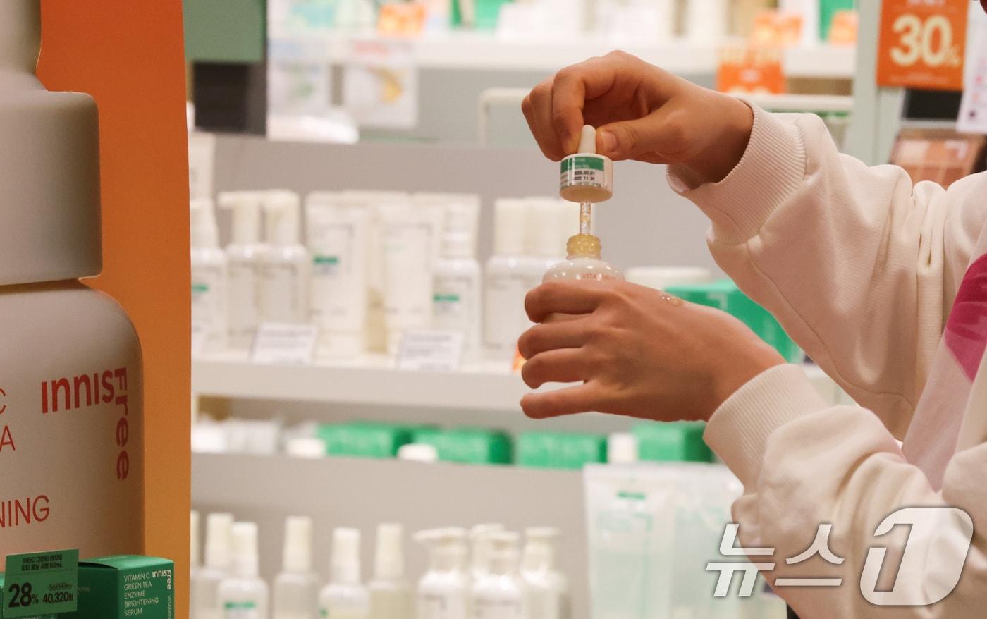 8일 서울 시내의 한 대형마트 화장품코너. 2025.4.8/뉴스1 ⓒ News1 허경 기자