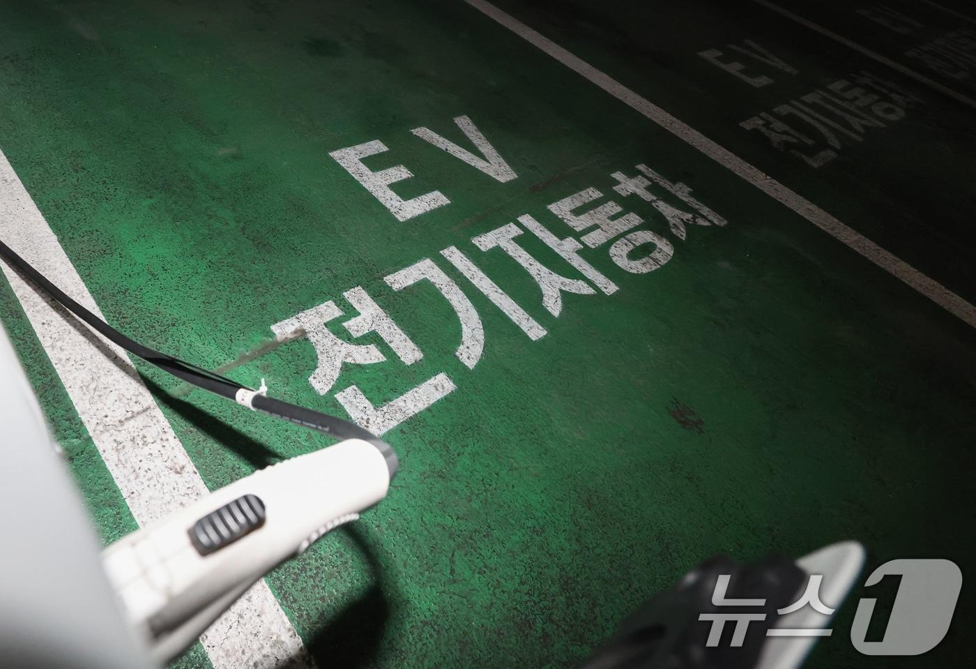 서울의 한 쇼핑몰 내 전기자동차 충전 구역 모습. 2025.4.8/뉴스1 ⓒ News1 허경 기자