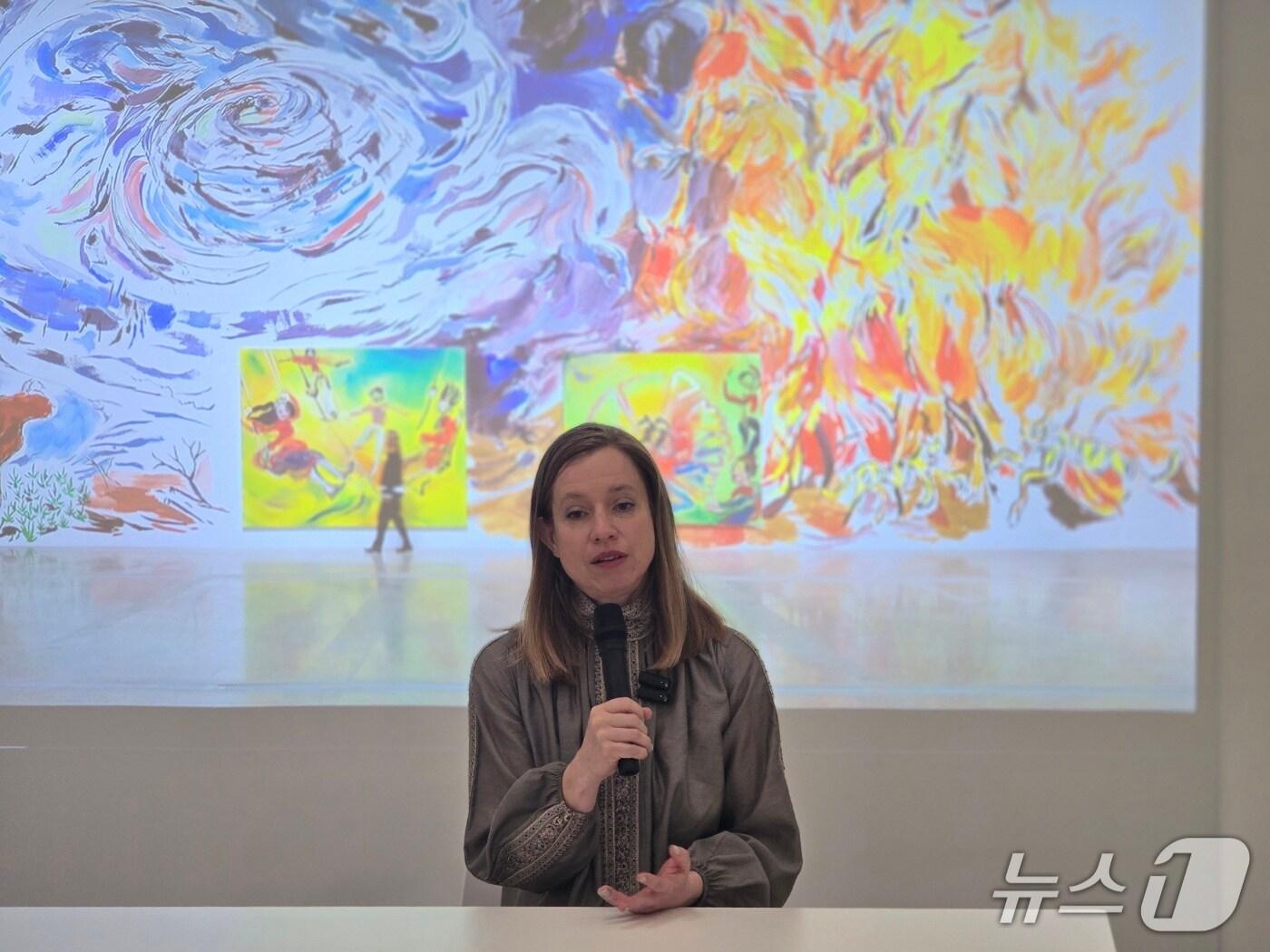 본문 이미지 - 독일 작가 소피 폰 헬러만이 개인전 '축제' 기자간담회를 갖고 있다. ⓒ 뉴스1 김정한 기자
