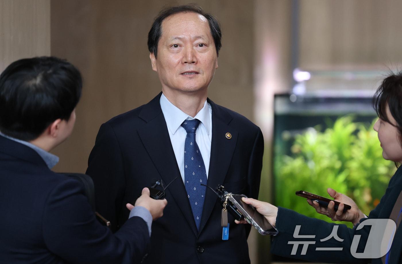 헌법재판관 후보자로 지명된 이완규 법제처장이 8일 서울 종로구 정부서울청사에서 열린 국무회의를 마치고 취재진의 질문에 답하고 있다. 2025.4.8/뉴스1 ⓒ News1 임세영 기자