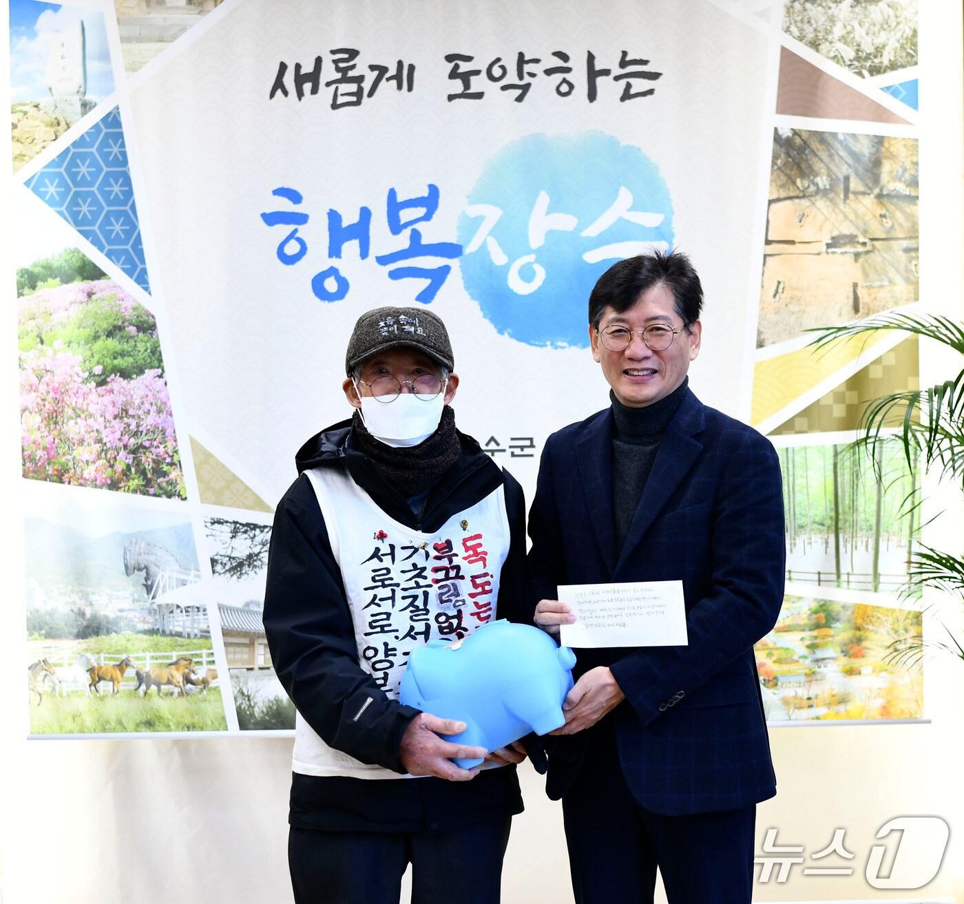 본문 이미지 - 전북자치도 장수군은 고 권호석 씨 유족이 취약계층을 위한 성금 500만원을 기탁했다고 8일 밝혔다. 지난해 권호석 씨가 장수군에 성금을 전달하는 모습(장수군 제공. 재판매 및 DB금지)2025.4.8/뉴스1