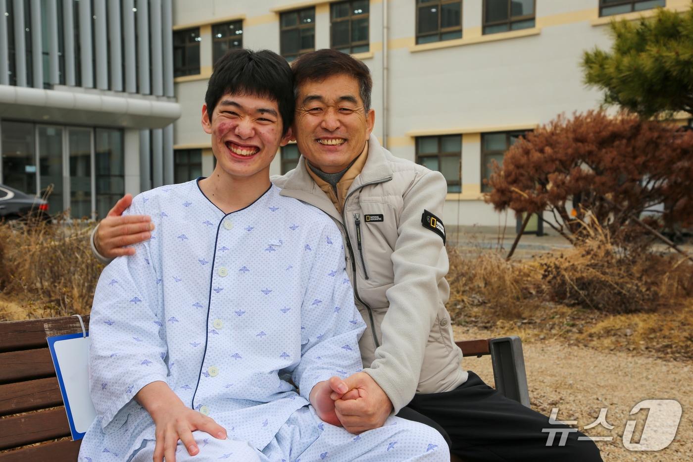 주호진 병장&#40;사진왼쪽&#41;과 그의 아버지&#40;육군 제17사단 제공.재판매 및 DB금지&#41; 