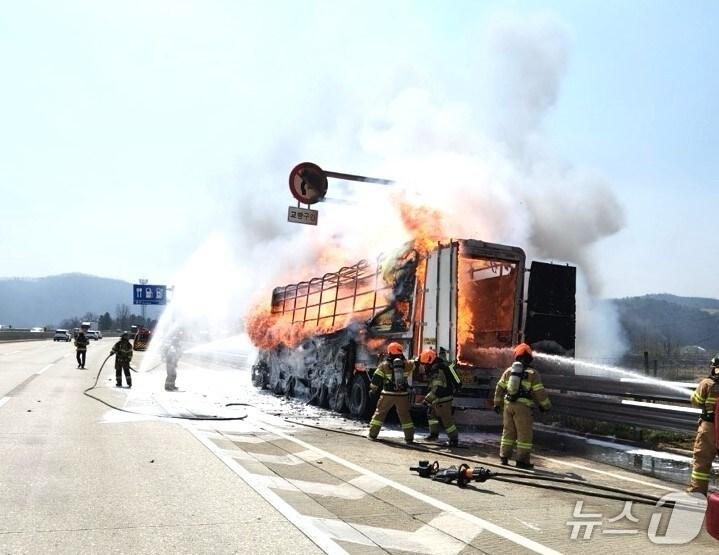 본문 이미지 - 8일 오전 10시 56분쯤 충북 영동군 황간면 부산 방향 경부고속도로황간휴게소 인근을 주행 중이던 15톤 윙바디 화물차에 불이 났다. (영동소방서 제공. 재판매 및 DB금지) /뉴스1 