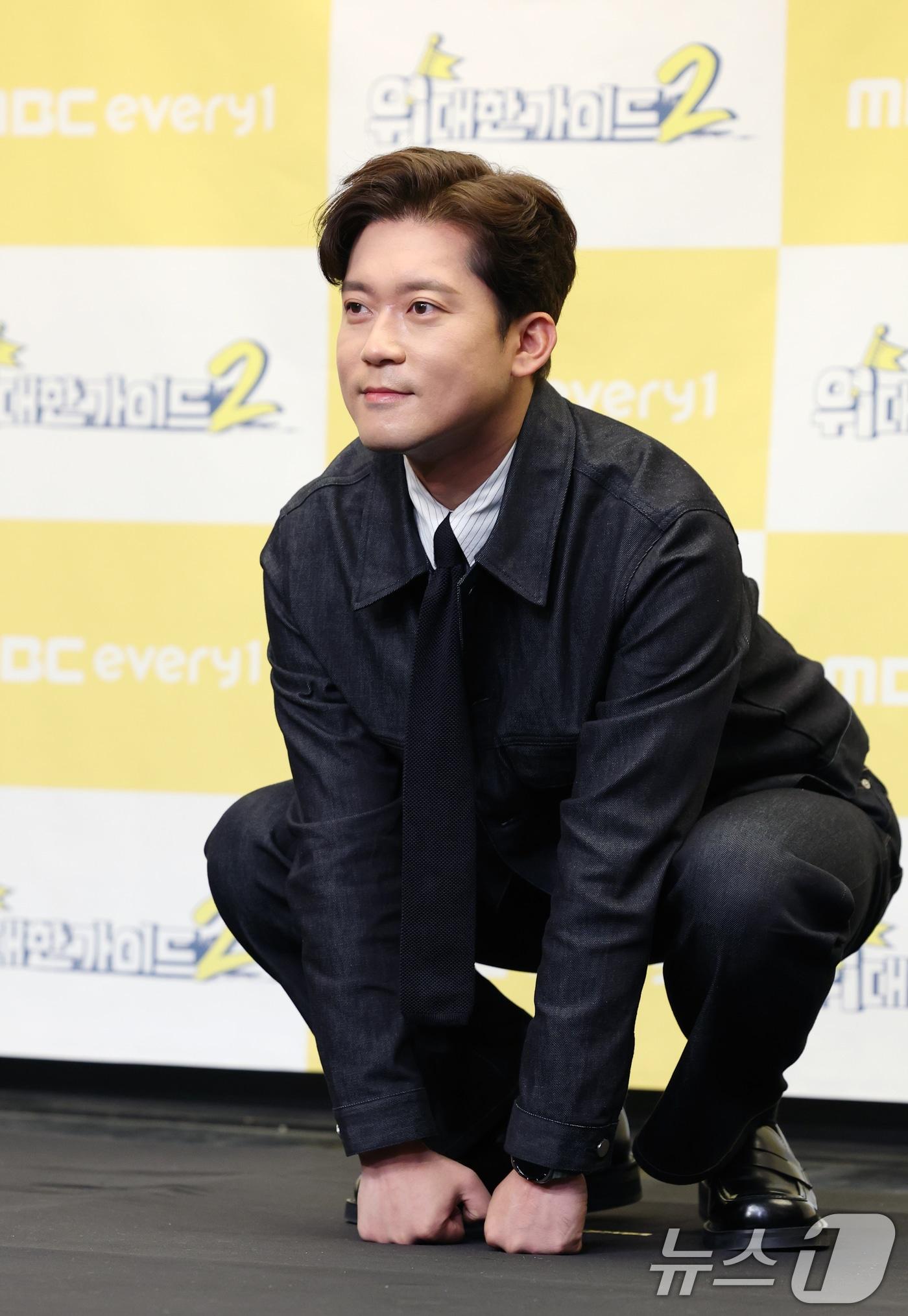 본문 이미지 - 방송인 김대호가 25일 오후 서울 마포구 상암동 스탠포드호텔에서 열린 MBC every1 '위대한 가이드2' 제작발표회에 참석해 포즈를 취하고 있다. '위대한 가이드2'는 한국 거주 N년차 대한외국인이 가이드가 되어 모국을 방문하는 여행자들에게 현지인만이 아는 스팟들을 알려주는 여행 리얼리티 프로그램이다. 2025.4.8/뉴스1 ⓒ News1 권현진 기자