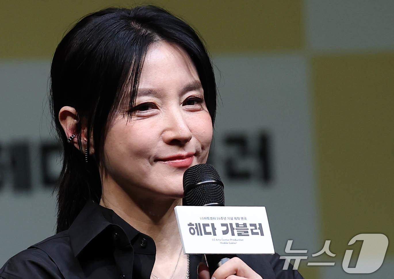 본문 이미지 - 32년 만에 연극 무대에 복귀하는 배우 이영애가 8일 오후 서울 강서구 LG아트센터에서 열린 연극 ‘헤다 가블러’&#40;연출 전인철&#41; 제작발표회에서 인사말을 하고 있다. 2025.4.8/뉴스1 ⓒ News1 오대일 기자