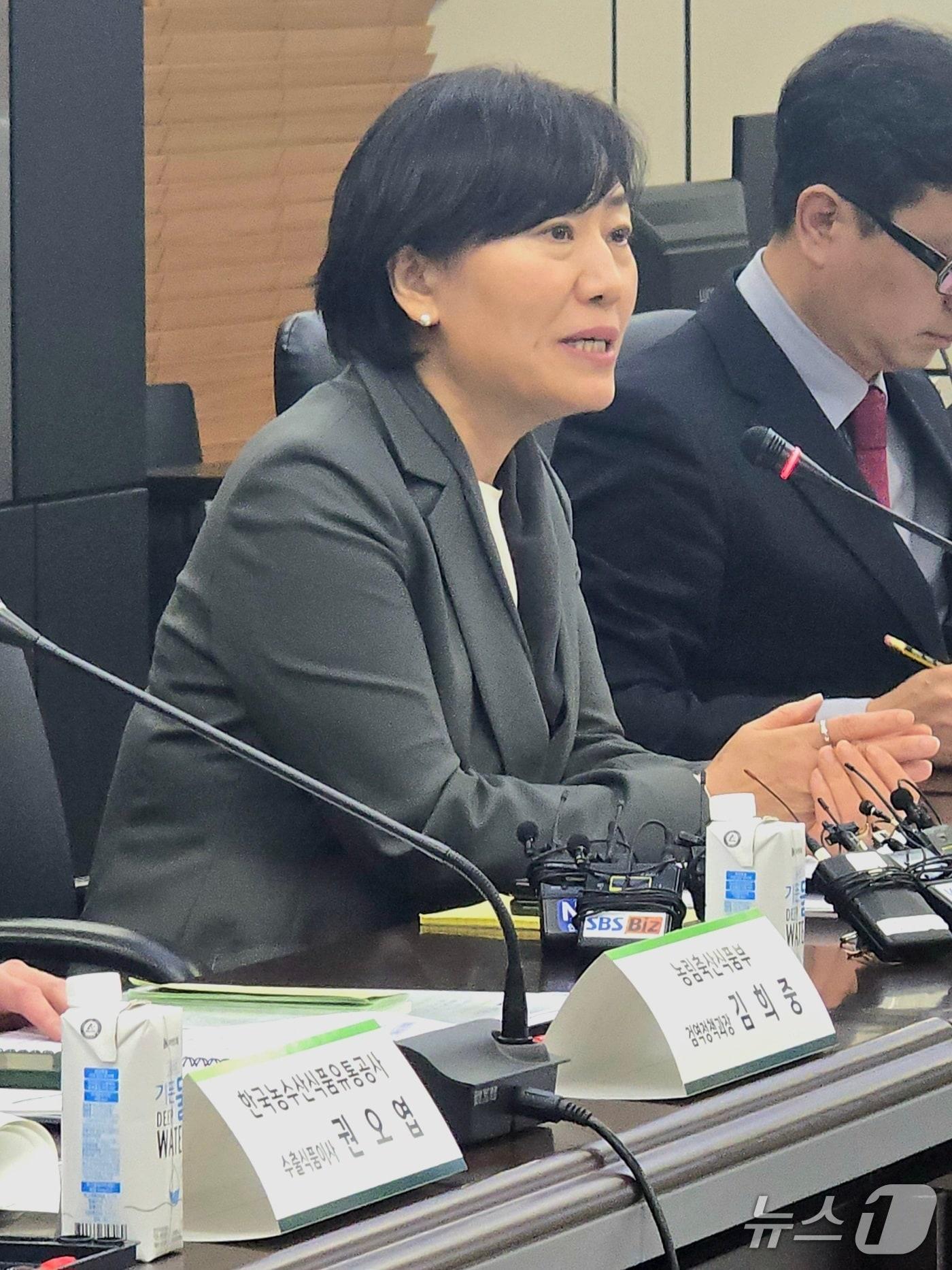 본문 이미지 - 송미령 농림축산식품부 장관이 8일 서울 에이티&#40;aT&#41; 센터에서 수출 기업을 만나 미국 상호관세 대응 방안을 논의하고 있다. 2025.04.08 ⓒ 뉴스1 김승준 기자