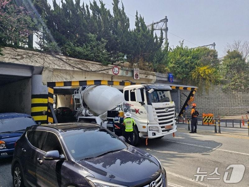 본문 이미지 - 8일 오전 부산 부산진구 부전동 레미콘 차량 철제구조물 끼임 사고 현장.(부산진경찰서 제공. 재판매 및 DB 금지)