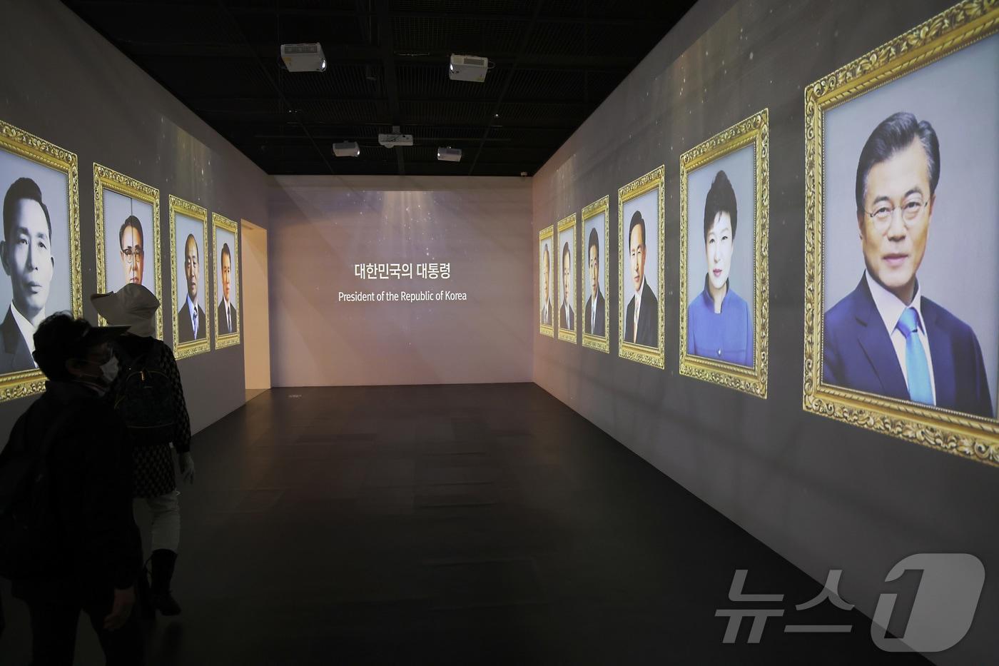 본문 이미지 - 세종시 어진동 대통령기록관을 찾은 관람객들이 전시공간을 둘러보고 있다. 2025.4.8 ⓒ 뉴스1 김기남 기자