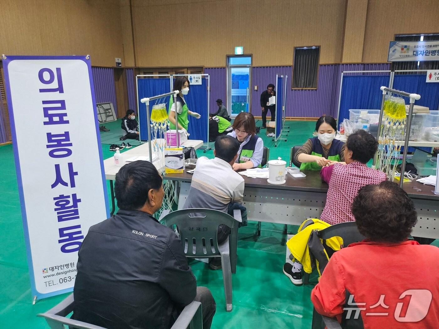 본문 이미지 - 8일 전북자치도사회서비스원이 정읍시 감곡문화체육센터에서 농촌 이동복지서비스 ‘찾아가는 행복만리길’을 진행했다.(서비스원제공. 재판매 및 DB금지)2025.4.8/뉴스1