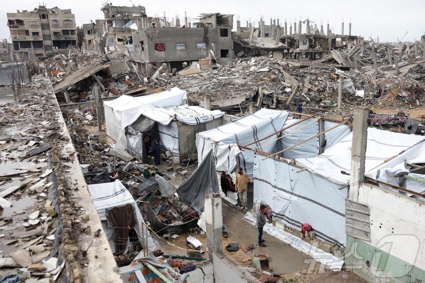 이스라엘과 하마스 간 전쟁이 휴전됐던 2025년 2월 5일 팔레스타인인이 가자지구 북부에 파손된 건물 가운데 텐트로 피신하고 있다. 2025.02.05. ⓒ AFP=뉴스1