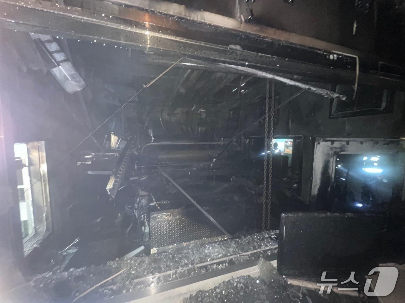 본문 이미지 - 8일 오전 부산 남구 감만동 철강 제조 공장 화재 현장.(부산소방재난본부 제공. 재판매 및 DB 금지)