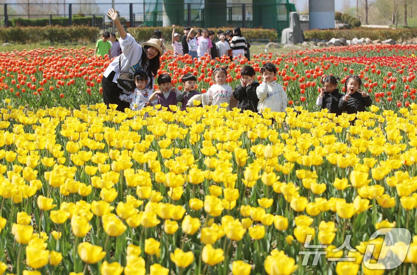 포근한 봄 날씨를 보인 지난 8일 오후 부산 북구 화명생태공원을 찾은 어린이들이 활짝 핀 튤립을 보며 즐거운 시간을 보내고 있다. 2025.4.8/뉴스1 ⓒ News1 윤일지 기자