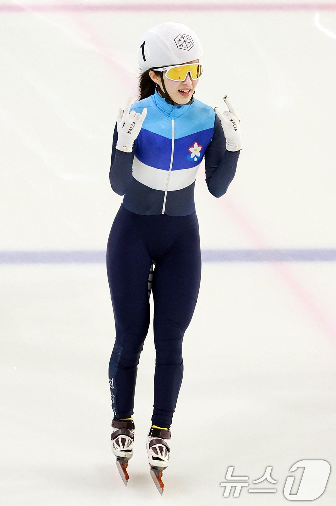 본문 이미지 - 8일 서울 양천구 목동실내빙상장에서 열린 2025/26시즌 쇼트트랙 국가대표 1차 선발대회 여자부 500m 결승에서 김길리(가운데)가 1위로 결승선을 통과한 뒤 세리머니를 펼치고 있다. 2025.4.8/뉴스1 ⓒ News1 김진환 기자