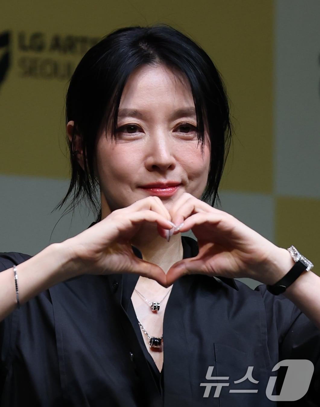 본문 이미지 - 32년 만에 연극 무대에 복귀하는 배우 이영애가 8일 오후 서울 강서구 LG아트센터에서 열린 연극 ‘헤다 가블러’&#40;연출 전인철&#41; 제작발표회에서 포즈를 취하고 있다. 세계적인 극작가 헨리크 입센의 고전 명작인 ‘헤다 가블러’는 사회적 제약과 억압 속에서 자유를 갈망하는 여성의 심리를 심도 깊게 탐구한 작품으로, 다음 달 7일부터 6월 8일까지 LG아트센터 서울에서 공연한다. 2025.4.8/뉴스1 ⓒ News1 오대일 기자