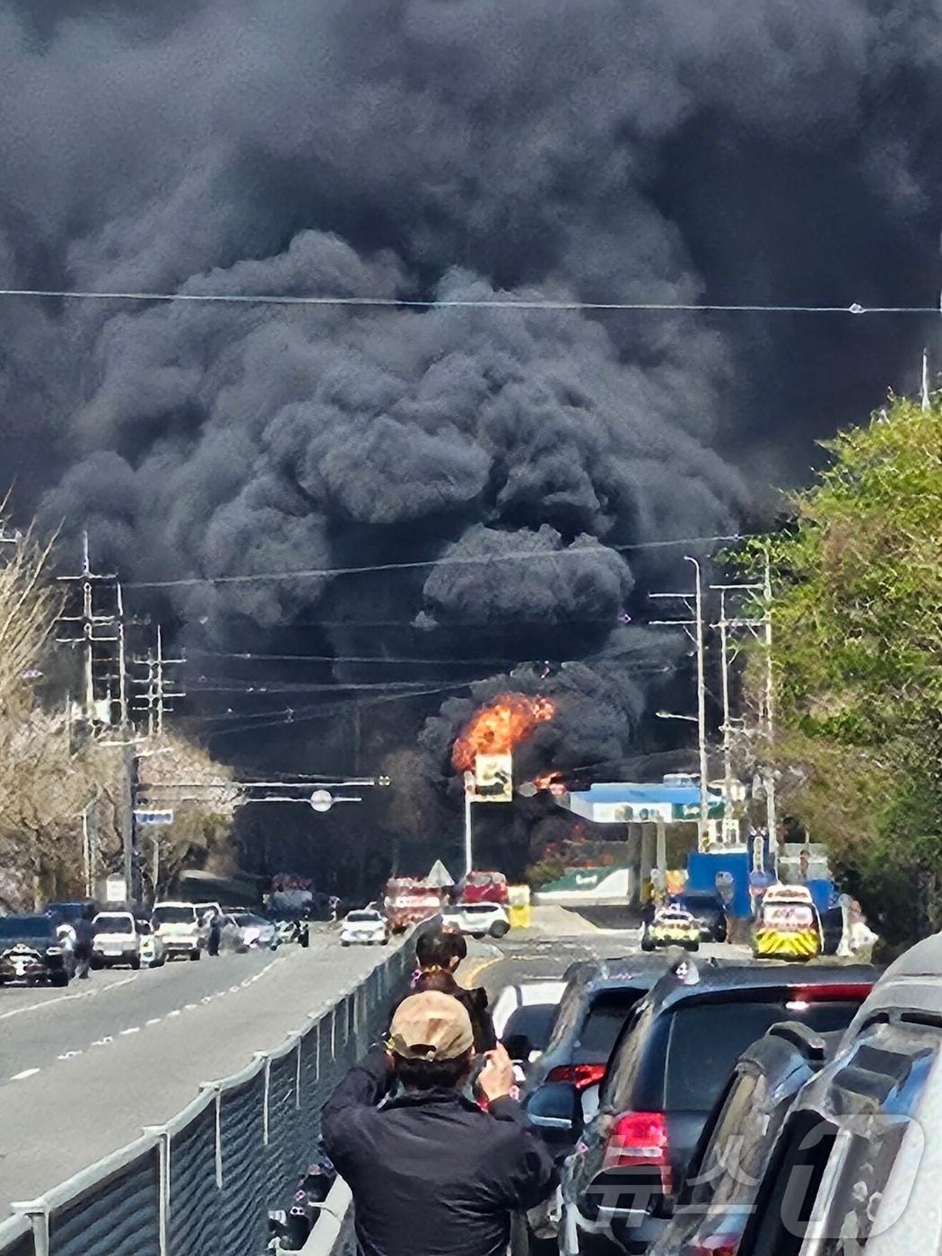 본문 이미지 - 8일 오후 1시 28분쯤 전남 여수시 호명동 한 야적장에 있던 자재 창고에서 불이 나 검은 연기가 치솟고 있다.(독자 제공. 재판매 및 DB 금지) 2025.4.8/뉴스1