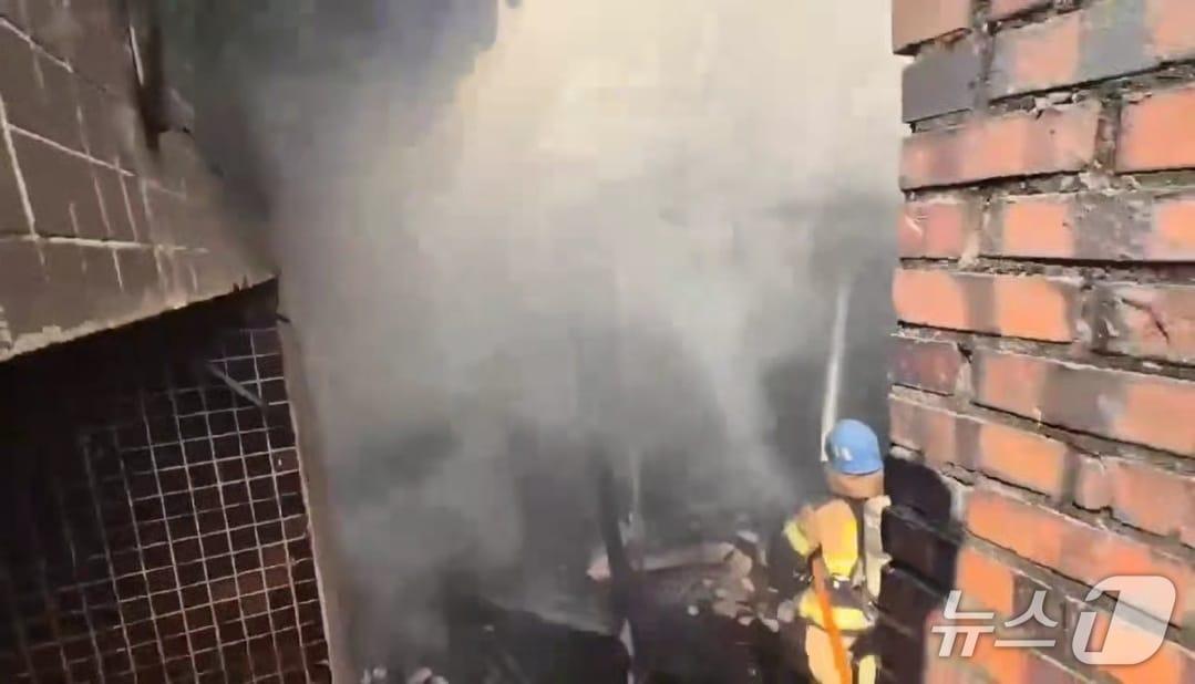 본문 이미지 - 8일 오후 2시21분쯤 대구 중구 인교동의 한 단독주택에서 원인 모를 불이 나 소방관이 불길을 잡고 있다. (대구소방본부 제공. 재판매 및 DB 금지) 2025.4.8/뉴스1