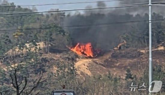 본문 이미지 - 8일 오후 3시 11분쯤 경북 구미 도개면 월림리 산48-1에서 산불이 발생했다.(산림청 제공) 2025. 4.8/뉴스1