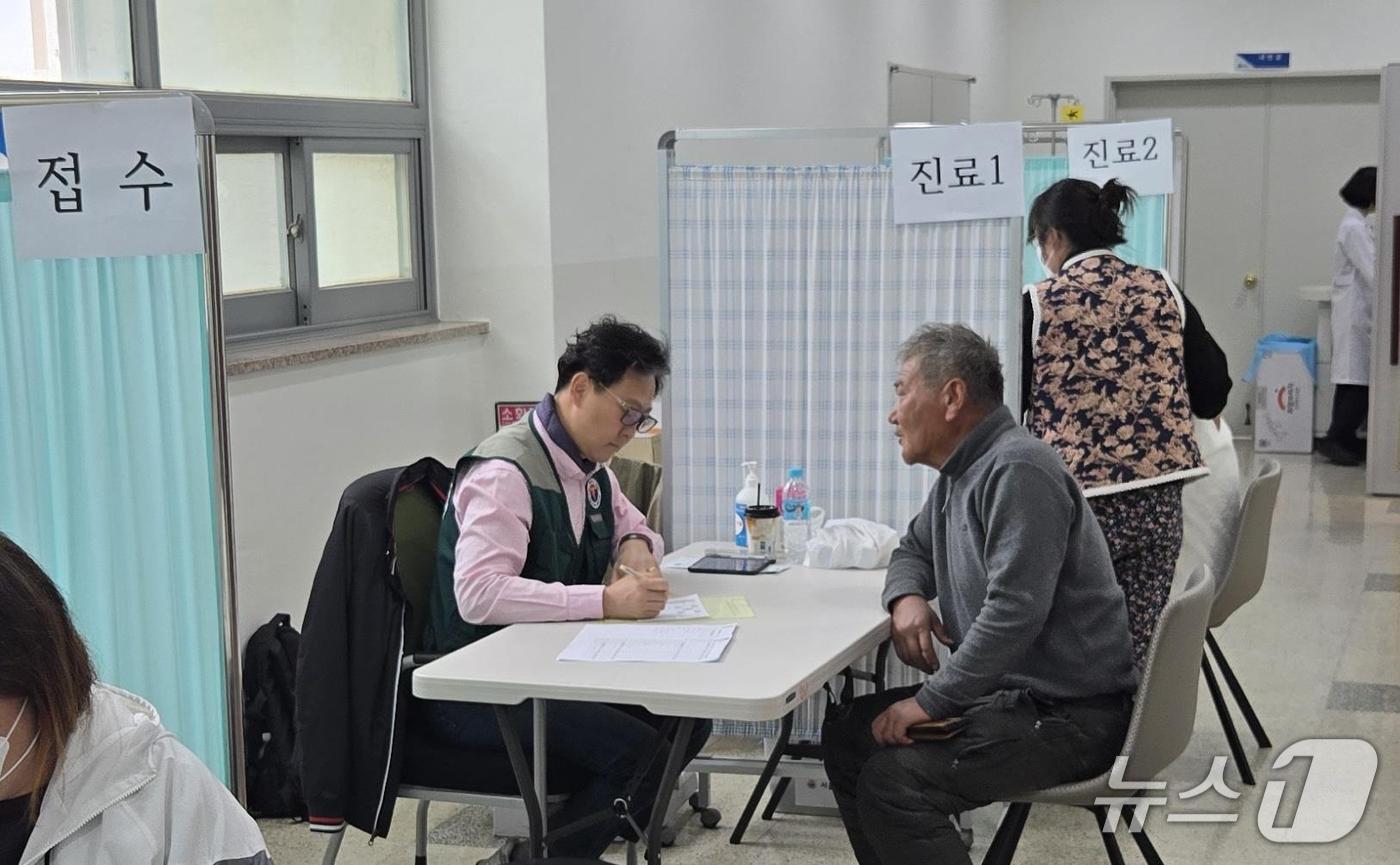 노준래 서울시의사회 의료봉사단 부단장이 청송군 진보문화센터에서 환자를 진료하고 있다/서울시의사회 제공