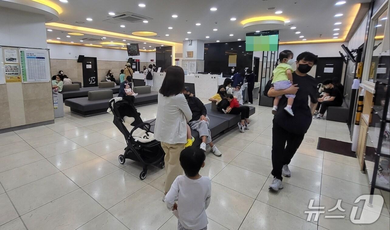 본문 이미지 - 지난 8일 오전 청주의 한 어린이 병원이 환자들로 북적이고 있다./뉴스1 이재규 기자