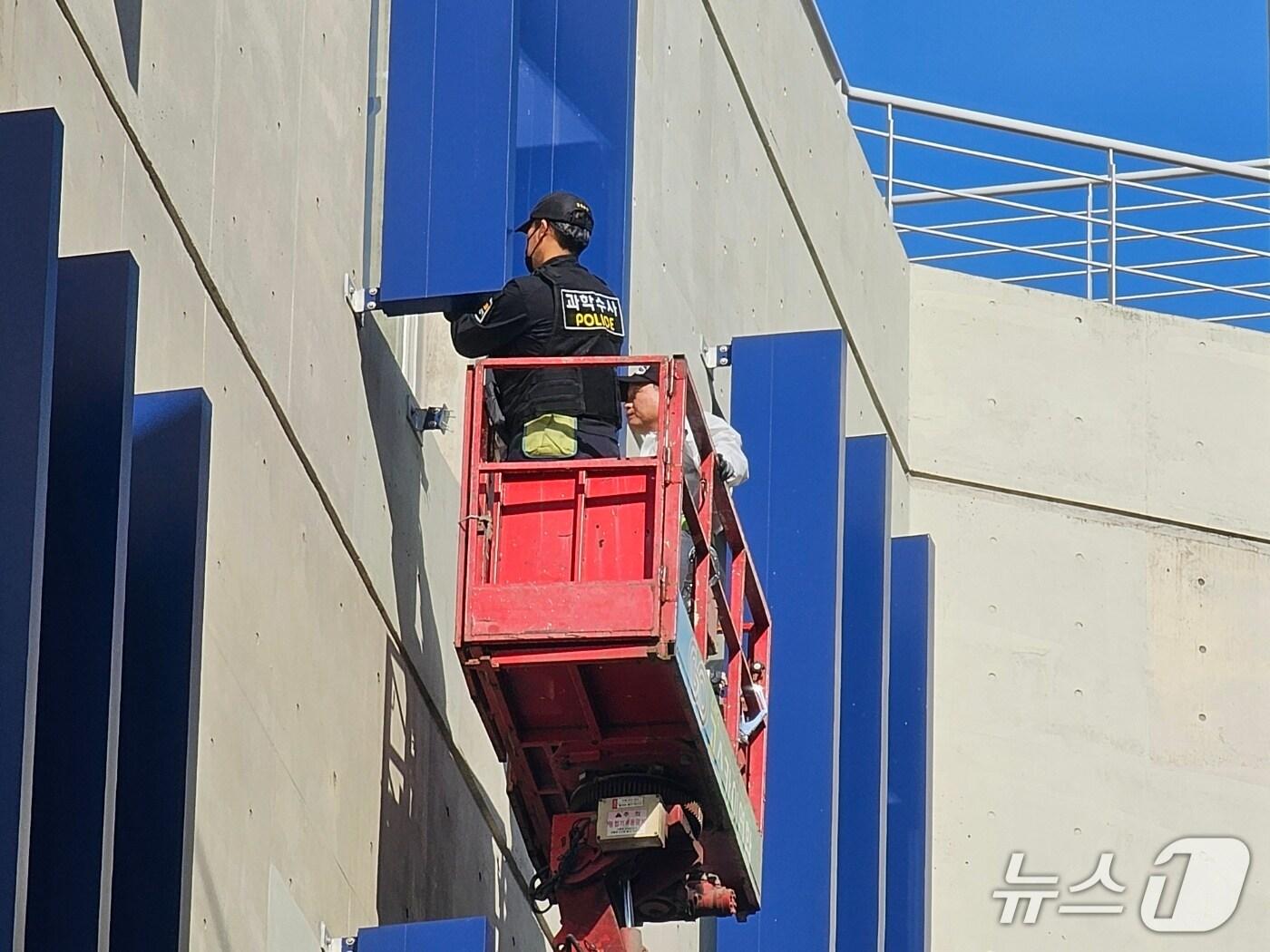 본문 이미지 - 8일 오후 경남 창원 NC파크에서 경찰과 국과수가 합동감식을 진행하고 있다. ⓒ 뉴스1 박민석 기자