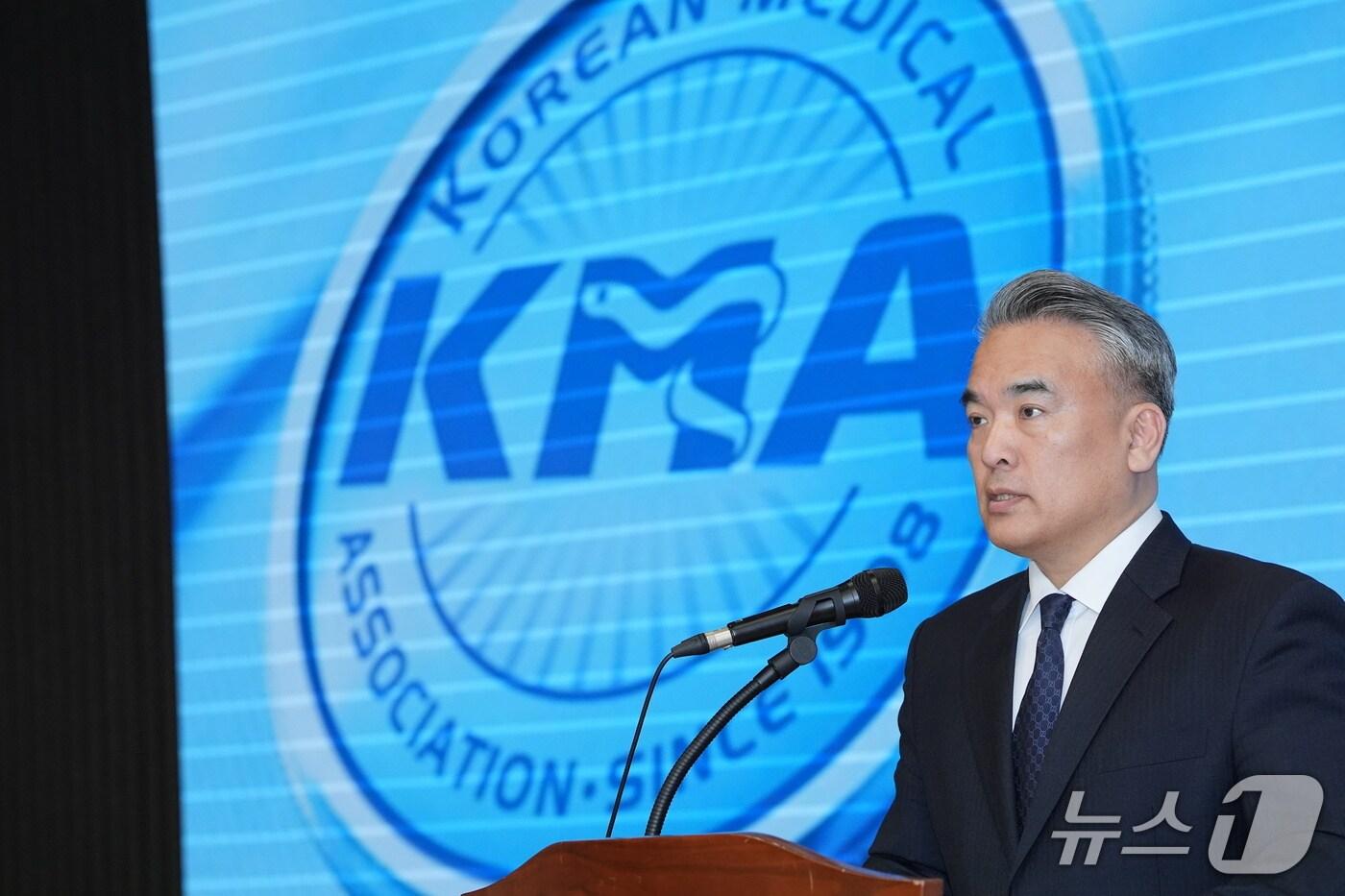 김성근 대한의사협회 대변인은 8일 서울 용산구 협회에서 '현안 관련 언론 브리핑'을 열고 "정부와 국회에 의료정상화를 위한 의료계의 제안을 논의할 수 있는 장을 마련해줄 것을 정식으로 요청한다"고 촉구했다.(대한의사협회 제공)