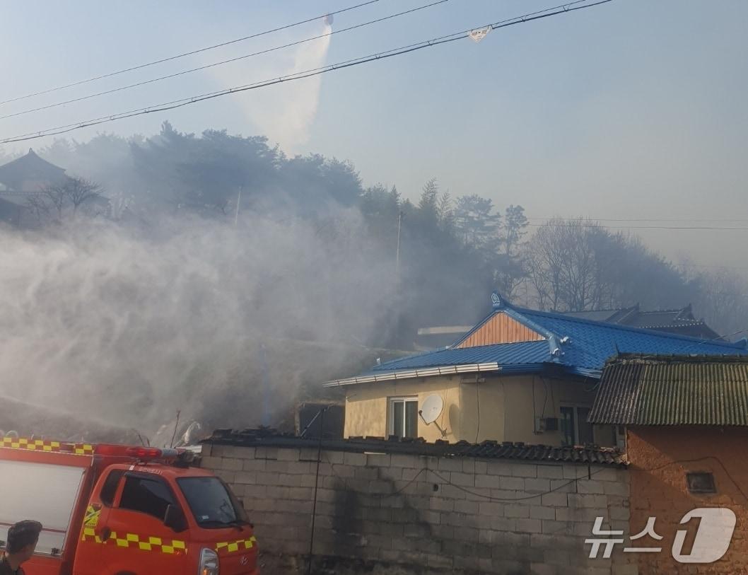 본문 이미지 - 8일 오후 3시 11분쯤 경북 구미 도개면 월림리 1017-1 임야에서 산불이 발생했다.(독자 제공) 2025. 4.8/뉴스1