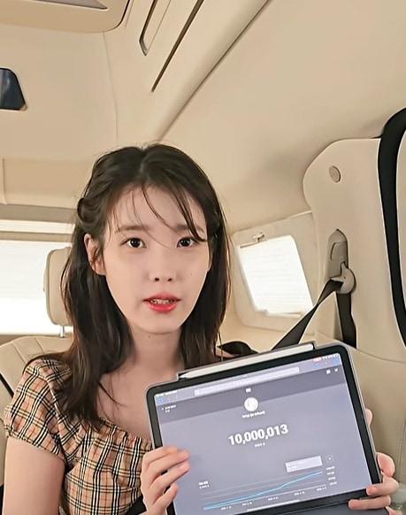 본문 이미지 - 가수 겸 배우 아이유 유튜브