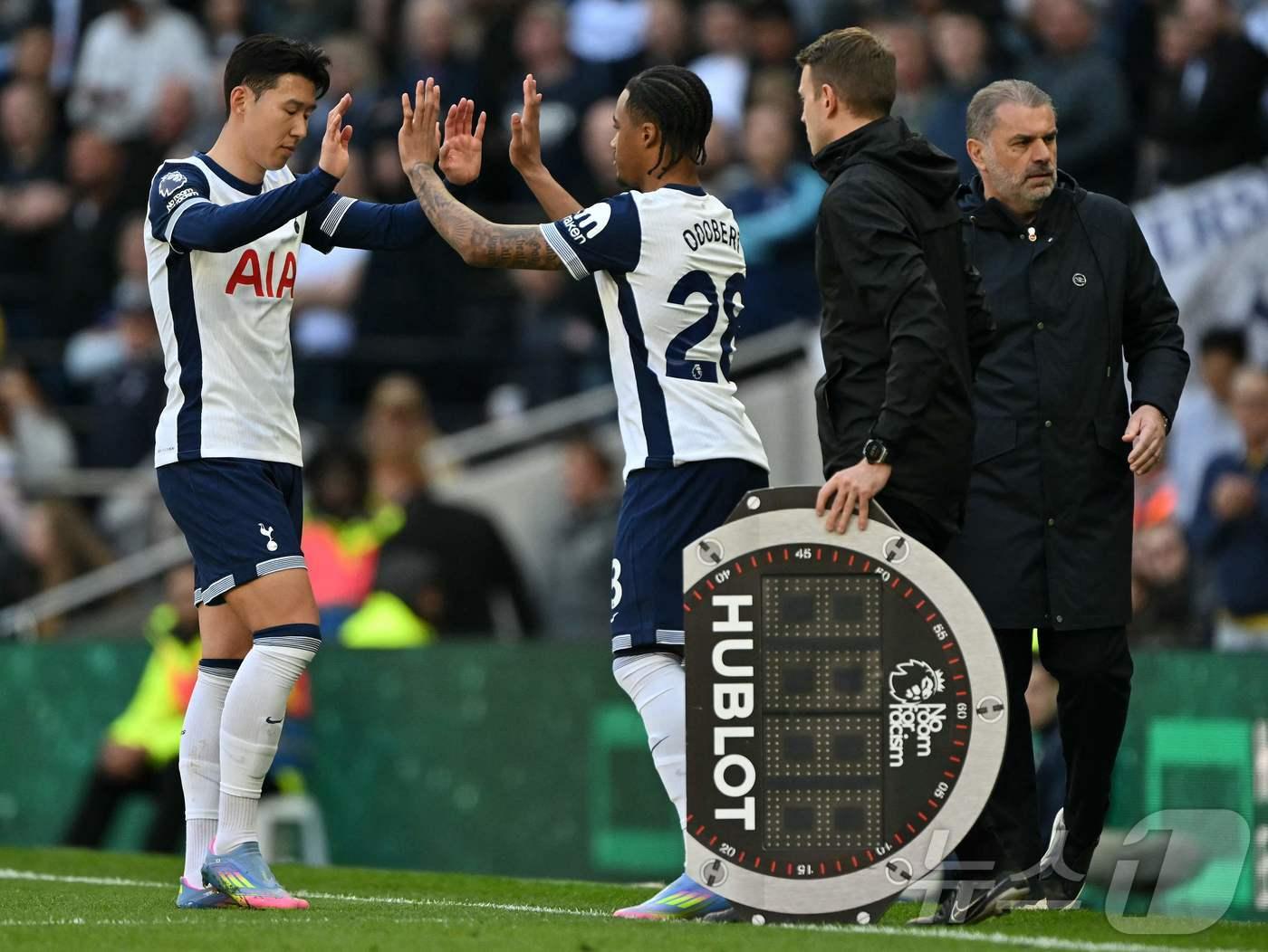 본문 이미지 - 토트넘 홋스퍼의 손흥민&#40;왼쪽&#41; ⓒ AFP=뉴스1