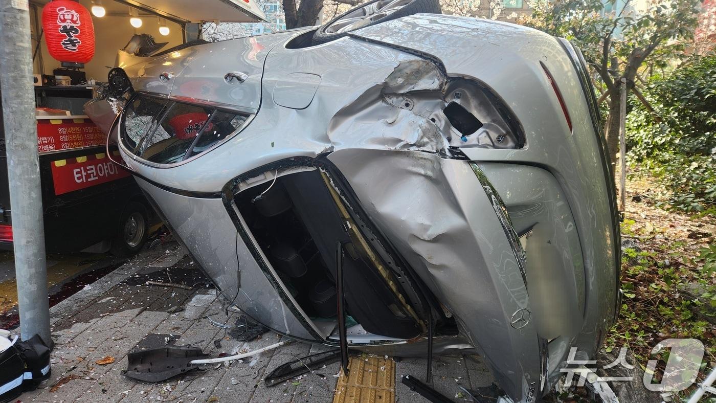 8일 오후 부산 수영구 광안동 교통사고 현장.(부산소방재난본부 제공. 재판매 및 DB 금지)