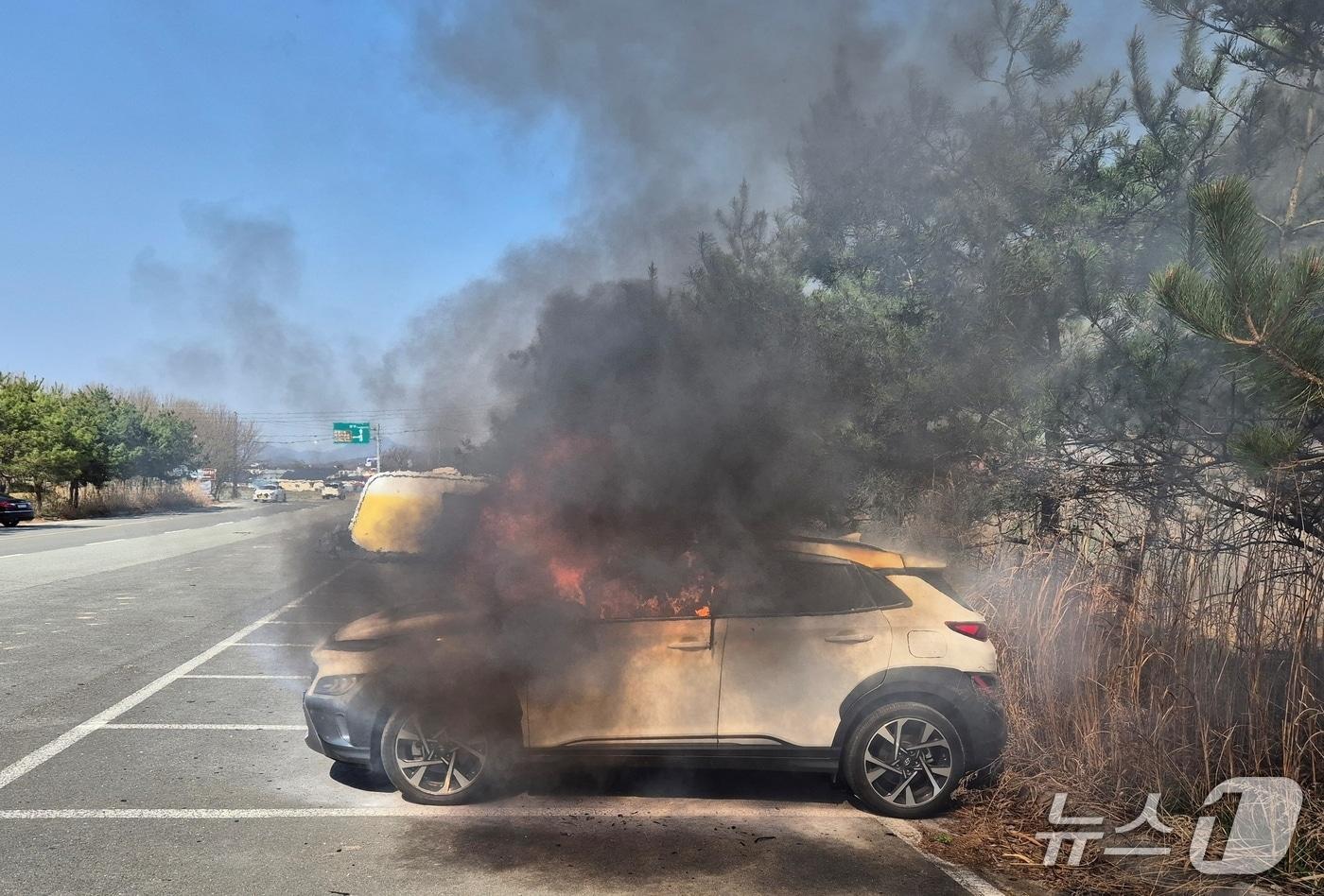 8일 오후 2시 51분쯤 충북 증평군 증평민속박물관 주차장에 주차한 차량에서 화재가 발생했다.(증평소방서 제공)/뉴스1