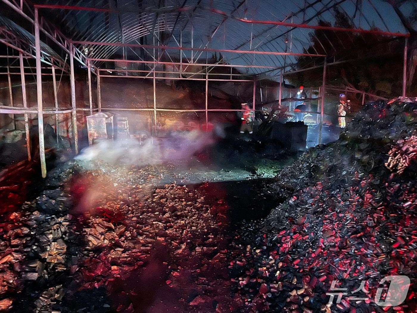 본문 이미지 - 8일 오후 7시 4분쯤 부산 부산진구 개금동의 한 자원재활용센터에서 불이 났다. 사진은 화재 현장 모습.(부산소방재난본부 제공. 재판매 및 DB금지)