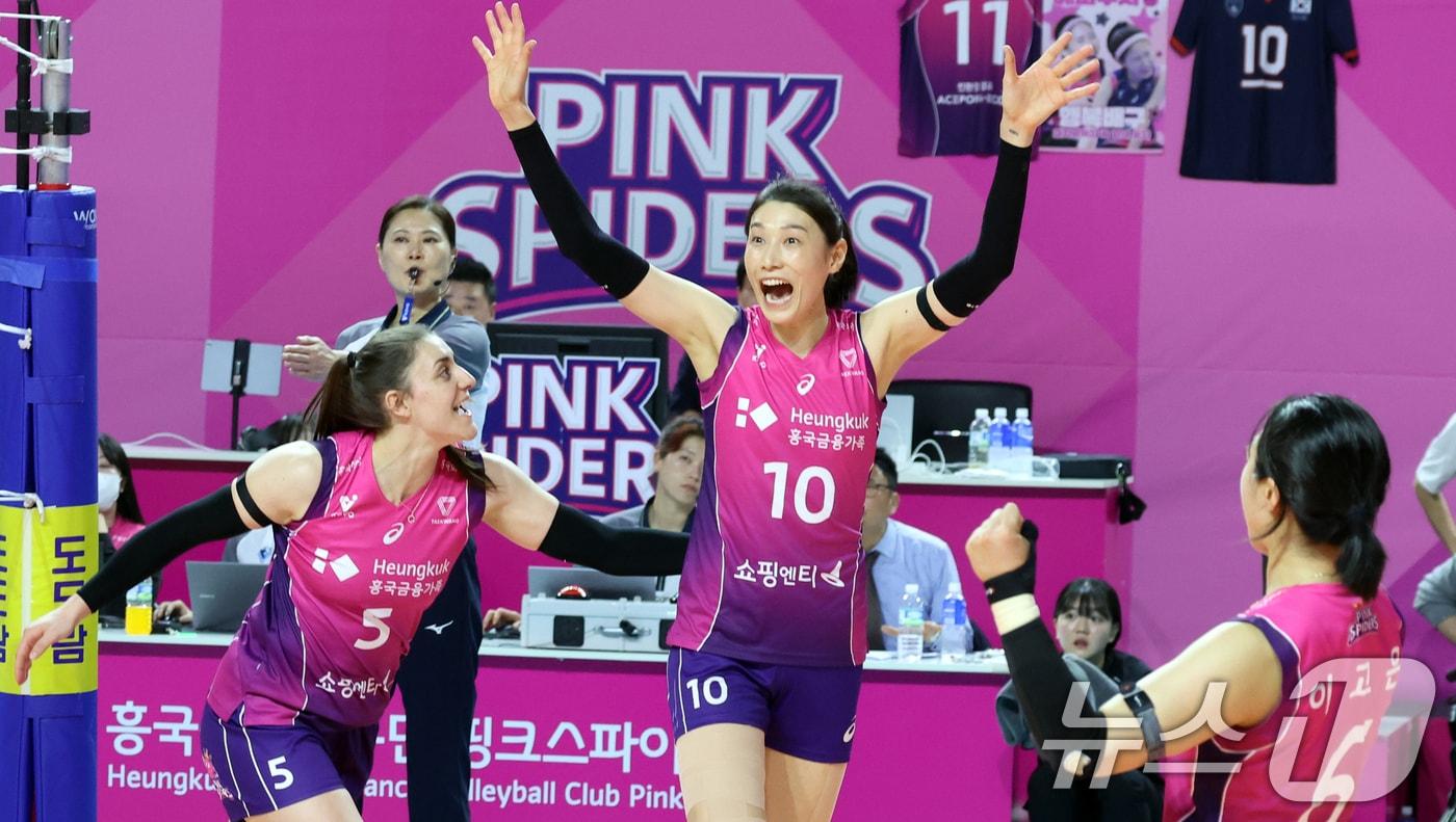 8일 오후 인천시 부평구 삼산월드체육관에서 열린 도드람 V리그 여자부 챔피언결정전 5차전 흥국생명과 정관장의 경기에서 흥국생명 김연경이 공격을 성공하고 기뻐하고 있다. 2025.4.8/뉴스1 ⓒ News1 김명섭 기자