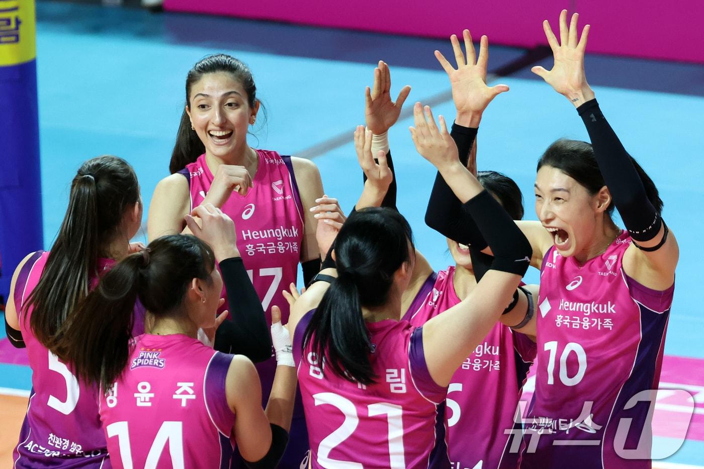 8일 오후 인천시 부평구 삼산월드체육관에서 열린 도드람 V리그 여자부 챔피언결정전 5차전 흥국생명과 정관장의 경기에서 흥국생명 김연경이 공격을 성공시키고 기뻐하고 있다. 2025.4.8/뉴스1 ⓒ News1 김명섭 기자