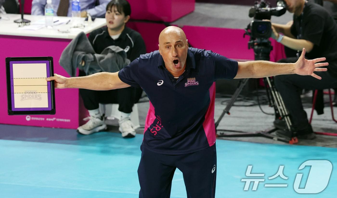 8일 오후 인천시 부평구 삼산월드체육관에서 열린 도드람 V리그 여자부 챔피언결정전 5차전 흥국생명과 정관장의 경기에서 흥국생명 마르첼로 아본단자 감독이 작전지시를 내리고 있다. 2025.4.8/뉴스1 ⓒ News1 김명섭 기자