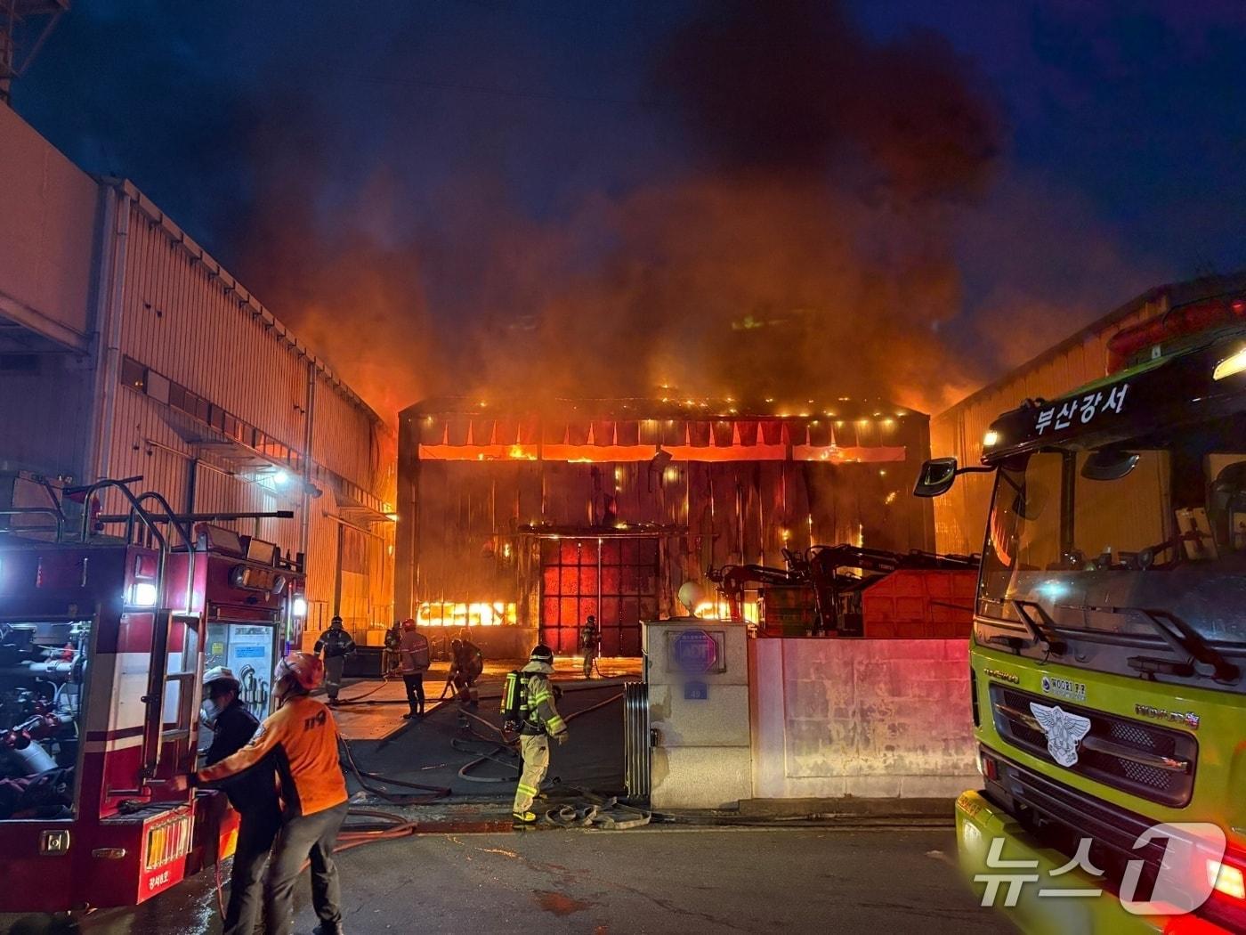 본문 이미지 - 8일 오후 7시 11분쯤 부산 강서구 송정동 녹산산단 내 금속폐기물 처리 공장에서 불이 나 출동한 소방관들이 진화에 나서고 있다.(부산소방재난본부 제공. 재판매 및 DB금지)