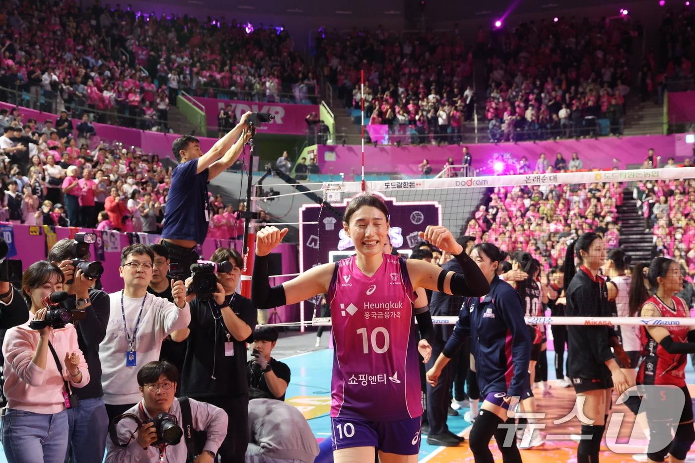8일 오후 인천시 부평구 삼산월드체육관에서 열린 도드람 V리그 여자부 챔피언결정전 5차전 흥국생명과 정관장의 경기에서 흥국생명 김연경이 우승을 확정한 뒤 기뻐하고 있다. 2025.4.8/뉴스1 ⓒ News1 김명섭 기자